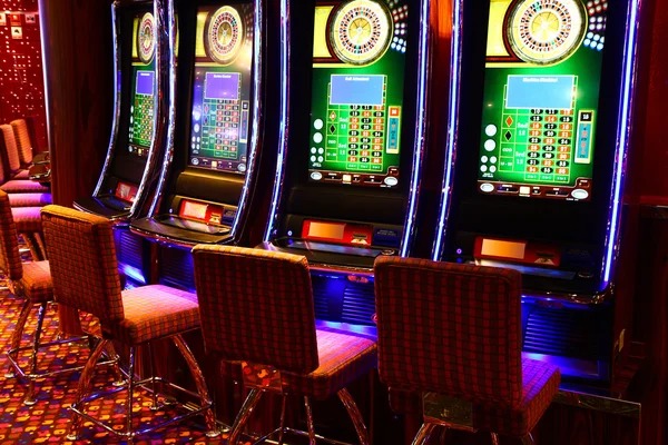 Live blackjack dealer table showing cards and betting interface on suhuqq